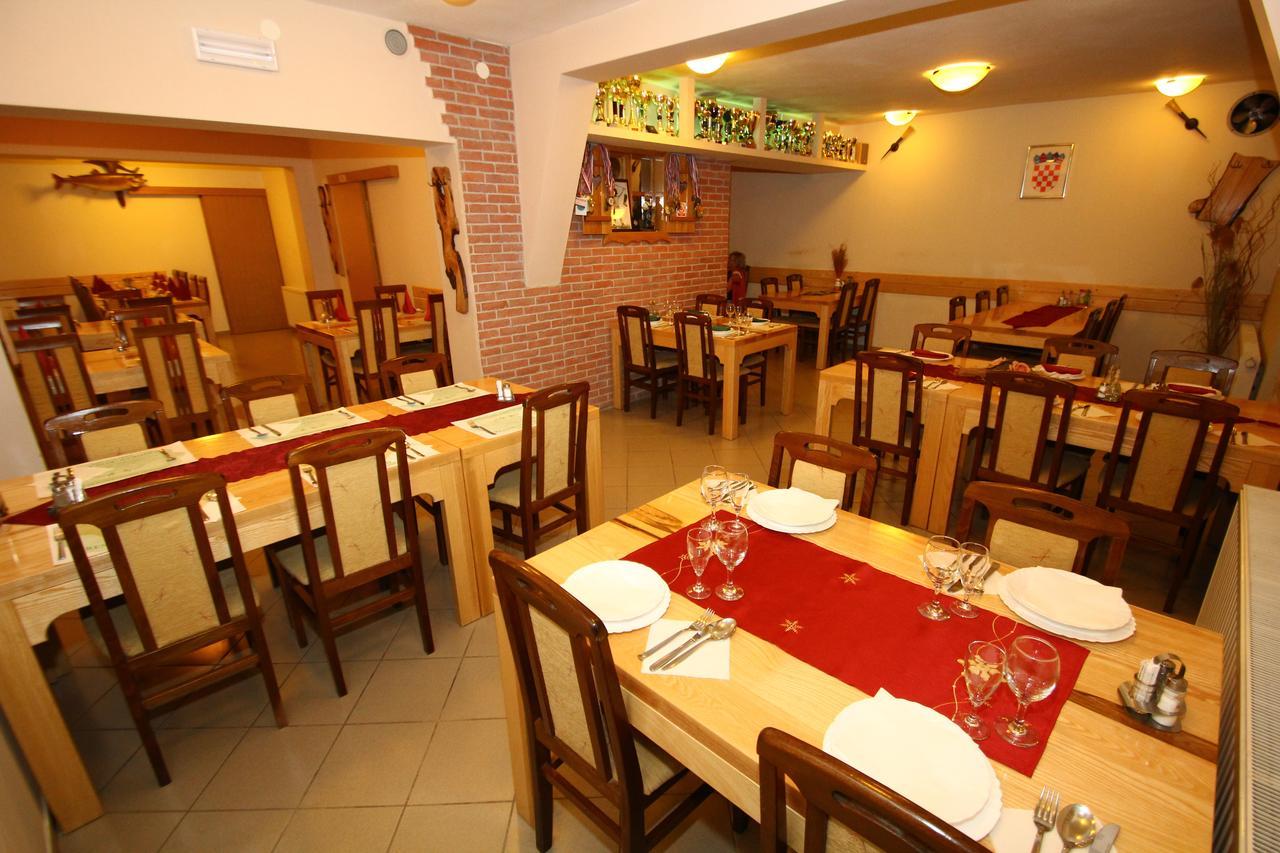 Kod Ribica Bed & Breakfast Jasenovac Exterior foto